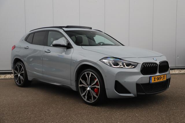 BMW X2 sDrive20i M Sport Business Edition Plus Automaat Panoramadak Leder Sportstoelen Head Up Display M Brooklyn Grau Sfeerverlichting LED Stuur & Stoelverwarming