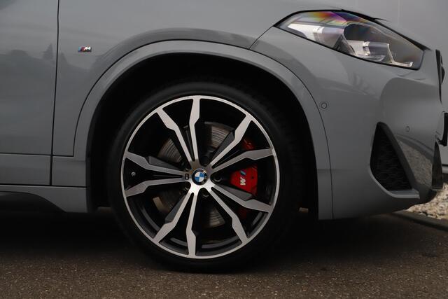 BMW X2 sDrive20i M Sport Business Edition Plus Automaat Panoramadak Leder Sportstoelen Head Up Display M Brooklyn Grau Sfeerverlichting LED Stuur & Stoelverwarming