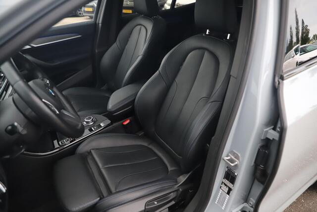 BMW X2 sDrive20i M Sport Business Edition Plus Automaat Panoramadak Leder Sportstoelen Head Up Display M Brooklyn Grau Sfeerverlichting LED Stuur & Stoelverwarming