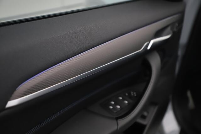 BMW X2 sDrive20i M Sport Business Edition Plus Automaat Panoramadak Leder Sportstoelen Head Up Display M Brooklyn Grau Sfeerverlichting LED Stuur & Stoelverwarming