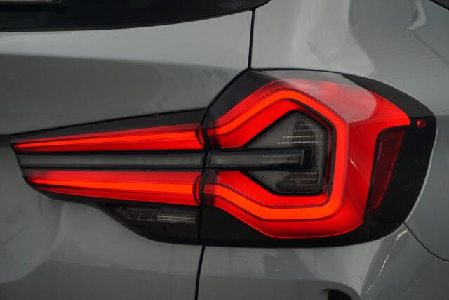 BMW X3 xDrive30i High Executive M Sport Harman Kardon / Panorama Dak / Trekhaak / Comfort Acces / Stoel- en Stuurverwarming