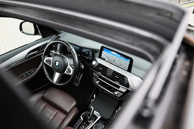 BMW X3 xDrive30e High Executive M Sport Automaat / Panoramadak / Trekhaak / Sportstoelen / Head Up / Comfort Access / HiFi / 20" LMV