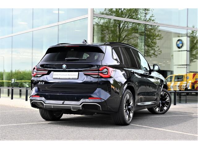 BMW X3 iX3 High Executive M Sport / Panoramadak / Trekhaak / Sportstoelen / M Adaptief onderstel / Adaptieve LED / Parking Assistant Plus / Gesture Control / Comfort Access