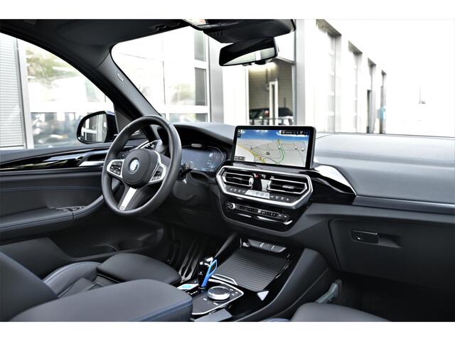 BMW X3 iX3 High Executive M Sport / Panoramadak / Trekhaak / Sportstoelen / M Adaptief onderstel / Adaptieve LED / Parking Assistant Plus / Gesture Control / Comfort Access