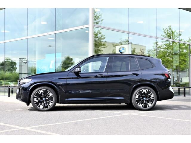 BMW X3 iX3 High Executive M Sport / Panoramadak / Trekhaak / Sportstoelen / M Adaptief onderstel / Adaptieve LED / Parking Assistant Plus / Gesture Control / Comfort Access