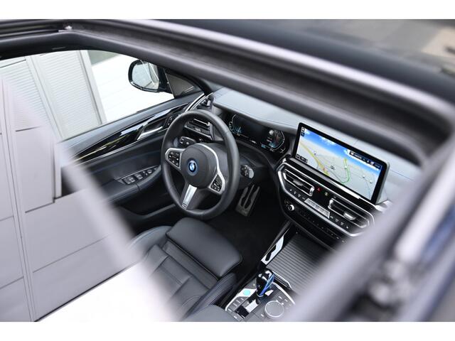BMW X3 iX3 High Executive M Sport / Panoramadak / Trekhaak / Sportstoelen / M Adaptief onderstel / Adaptieve LED / Parking Assistant Plus / Gesture Control / Comfort Access