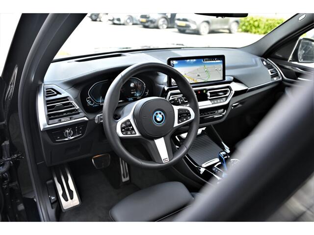 BMW X3 iX3 High Executive M Sport / Panoramadak / Trekhaak / Sportstoelen / M Adaptief onderstel / Adaptieve LED / Parking Assistant Plus / Gesture Control / Comfort Access