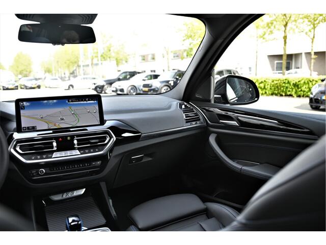 BMW X3 iX3 High Executive M Sport / Panoramadak / Trekhaak / Sportstoelen / M Adaptief onderstel / Adaptieve LED / Parking Assistant Plus / Gesture Control / Comfort Access