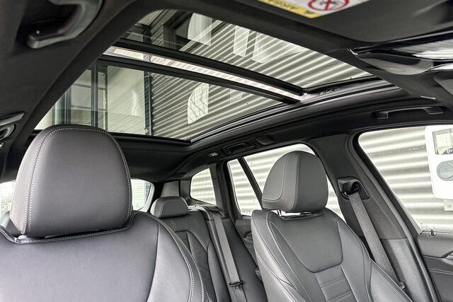 BMW X3 xDrive30e High Executive / M Sportpakket / Panoramadak / 20 Inch / Comfort Acces / Geluidsisolerende Ramen / Led Koplampen / Dimmende Binnen & Buitenspiegel / Driving Assistant / Hifi
