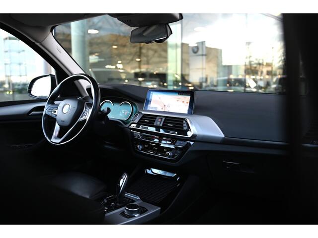 BMW X3 xDrive20i High Executive Automaat / Panoramadak / Sportstoelen / Adaptieve LED / Navigatie Professional / PDC voor + achter / Leder