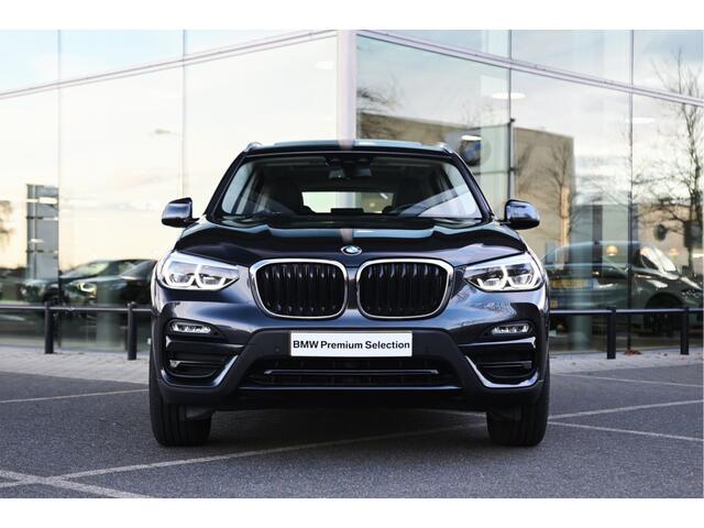 BMW X3 xDrive20i High Executive Automaat / Panoramadak / Sportstoelen / Adaptieve LED / Navigatie Professional / PDC voor + achter / Leder