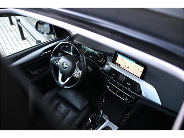 BMW X3 xDrive20i High Executive Automaat / Panoramadak / Sportstoelen / Adaptieve LED / Navigatie Professional / PDC voor + achter / Leder