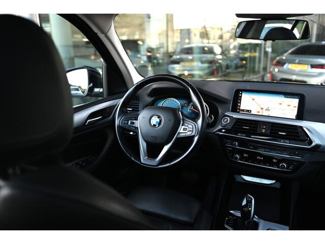 BMW X3 xDrive20i High Executive Automaat / Panoramadak / Sportstoelen / Adaptieve LED / Navigatie Professional / PDC voor + achter / Leder
