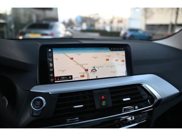 BMW X3 xDrive20i High Executive Automaat / Panoramadak / Sportstoelen / Adaptieve LED / Navigatie Professional / PDC voor + achter / Leder