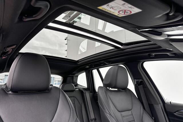 BMW X3 xDrive30e High Executive M-Sport Comfort Acces / Glazen Schuifdak / Dimmende Binnen & Buitenspiegel / Led Koplampen / Hifi / Active Protection / Stoelverwarming / Galvanische Bedienings Elementen