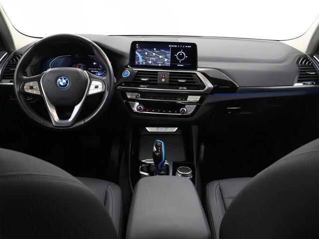 BMW X3 iX3 Executive 80 kWh | Elektrisch verstelbare stoelen + geheugen | Digitaal Dashboard | Camera | Apple CarPlay | Navigatie | Stoelverwarming | Standkachel | Panoramadak | Adaptieve Cruise Control | Trekhaak |