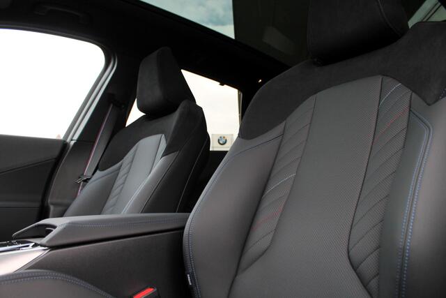 BMW X3 xDrive30e High Executive M Sport Automaat / Panoramadak / Trekhaak / Sportstoelen / Stoelventilatie / Parking Assistant Professional / Adaptieve LED / Comfort Access