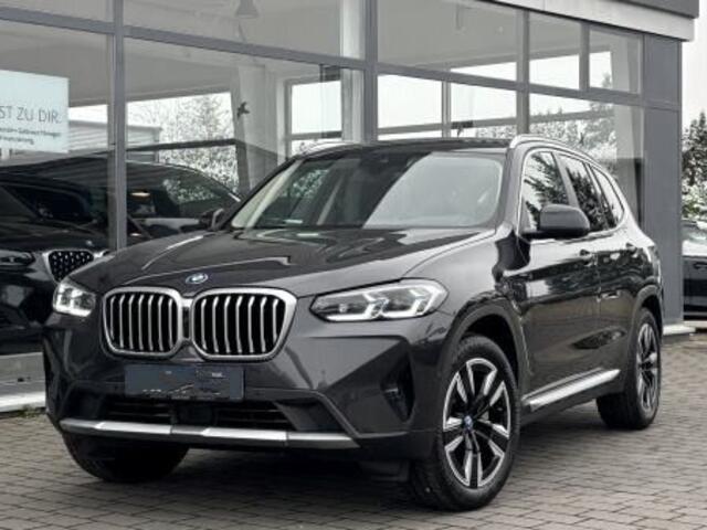 BMW X3 xDrive30e ** LASER, LEDER, TREKH, ADAPT. CRUISE, HuD, STANDK, DUBBEL GLAS ** ¤ 25.700,= onder NP - 1e EIG ** ** INFORMEER OOK NAAR ONZE AANTREKKELIJKE FINANCIAL-LEASE TARIEVEN **