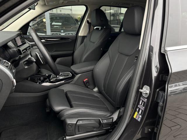 BMW X3 xDrive30e ** LASER, LEDER, TREKH, ADAPT. CRUISE, HuD, STANDK, DUBBEL GLAS ** ¤ 25.700,= onder NP - 1e EIG ** ** INFORMEER OOK NAAR ONZE AANTREKKELIJKE FINANCIAL-LEASE TARIEVEN **