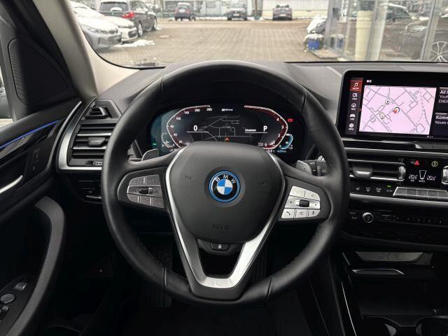 BMW X3 xDrive30e ** LASER, LEDER, TREKH, ADAPT. CRUISE, HuD, STANDK, DUBBEL GLAS ** ¤ 25.700,= onder NP - 1e EIG ** ** INFORMEER OOK NAAR ONZE AANTREKKELIJKE FINANCIAL-LEASE TARIEVEN **