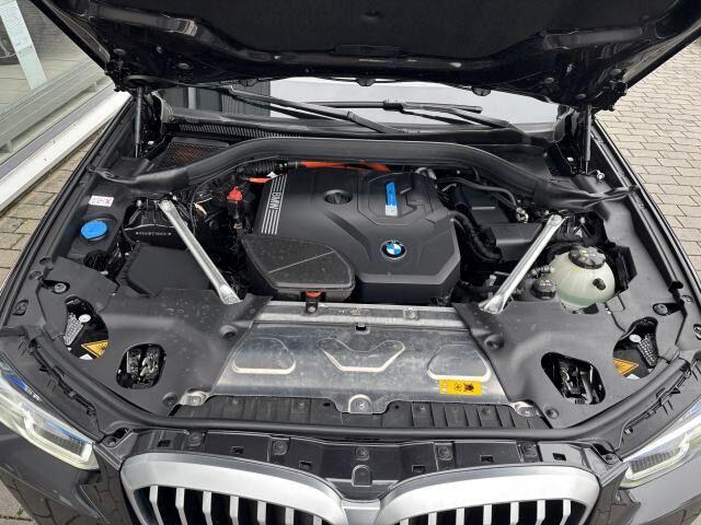 BMW X3 xDrive30e ** LASER, LEDER, TREKH, ADAPT. CRUISE, HuD, STANDK, DUBBEL GLAS ** ¤ 25.700,= onder NP - 1e EIG ** ** INFORMEER OOK NAAR ONZE AANTREKKELIJKE FINANCIAL-LEASE TARIEVEN **