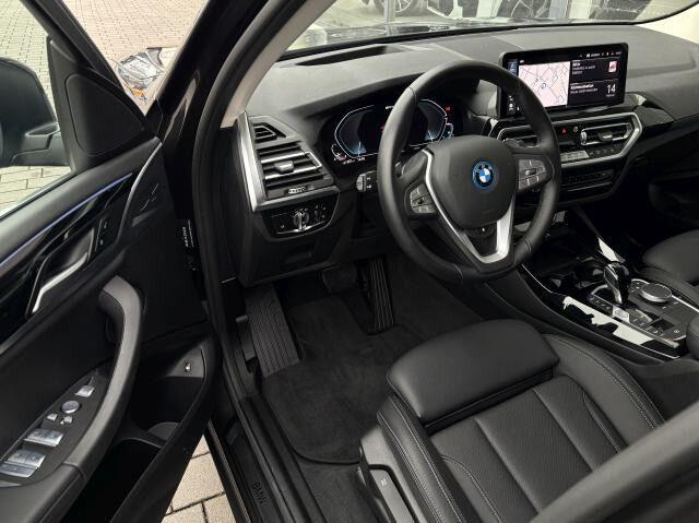 BMW X3 xDrive30e ** LASER, LEDER, TREKH, ADAPT. CRUISE, HuD, STANDK, DUBBEL GLAS ** ¤ 25.700,= onder NP - 1e EIG ** ** INFORMEER OOK NAAR ONZE AANTREKKELIJKE FINANCIAL-LEASE TARIEVEN **
