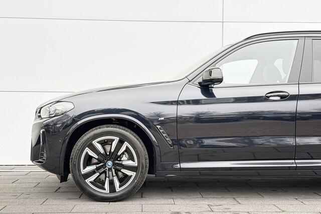 BMW X3 iX3 Executive | Stoelverwarming | Glazen Panoramadak | Achteruitrijcamera |