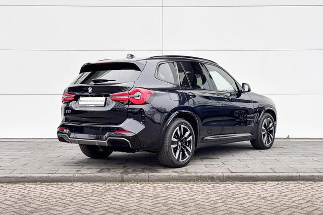 BMW X3 iX3 Executive | Stoelverwarming | Glazen Panoramadak | Achteruitrijcamera |