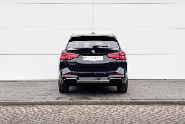 BMW X3 iX3 Executive | Stoelverwarming | Glazen Panoramadak | Achteruitrijcamera |