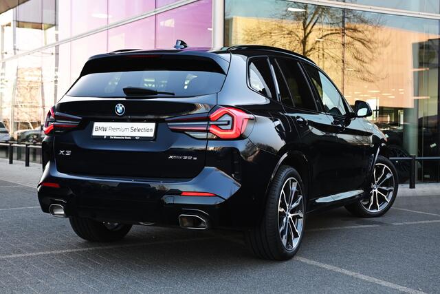 BMW X3 xDrive30e M Sport Automaat / Panoramadak / Trekhaak / Sportstoelen / LED / Parking Assistant / Live Cockpit Professional / Stuurverwarming