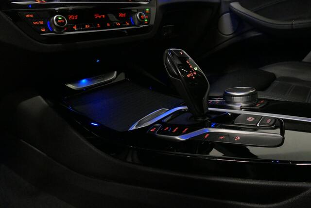 BMW X3 xDrive30e M Sport / Panoramadak / Elektr. verstelbare voorstoelen (links met memory) / Harman Kardon Sound / Achteruitrijcamera / 20'' LMV / Keyless / Stoelverwarming / Apple Carplay - Andriod Auto / Ambienteverlichting / Koplamp BMW Individual Shadow-Lin