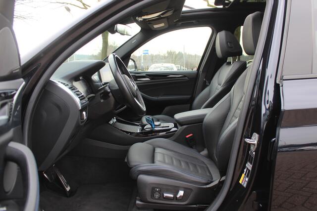 BMW X3 iX3 High Executive 80 kWh / Trekhaak / Panoramadak / 360Camera / Head-up / 20'' / Leder / Harman Kardon / Sfeerverlichting / Dodehoek / DAB / Stoelverwarming / ACC