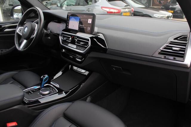 BMW X3 iX3 High Executive 80 kWh / Trekhaak / Panoramadak / 360Camera / Head-up / 20'' / Leder / Harman Kardon / Sfeerverlichting / Dodehoek / DAB / Stoelverwarming / ACC