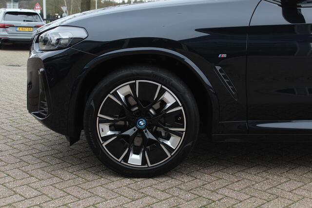 BMW X3 iX3 High Executive 80 kWh / Trekhaak / Panoramadak / 360Camera / Head-up / 20'' / Leder / Harman Kardon / Sfeerverlichting / Dodehoek / DAB / Stoelverwarming / ACC