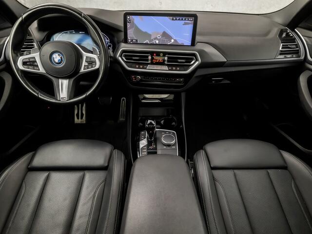 BMW X3 xDrive30e High Executive 293Pk Automaat (PANORAMADAK, M PAKKET, APPLE CARPLAY, GROOT NAVI, CAMERA, LEDEREN SPORTSTOELEN, GETINT GLAS, SFEERVERLICHTING, DAB+, NIEUWSTAAT)