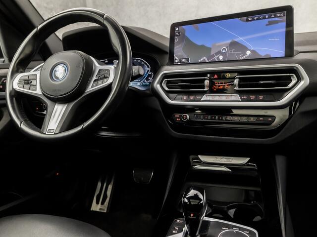 BMW X3 xDrive30e High Executive 293Pk Automaat (PANORAMADAK, M PAKKET, APPLE CARPLAY, GROOT NAVI, CAMERA, LEDEREN SPORTSTOELEN, GETINT GLAS, SFEERVERLICHTING, DAB+, NIEUWSTAAT)