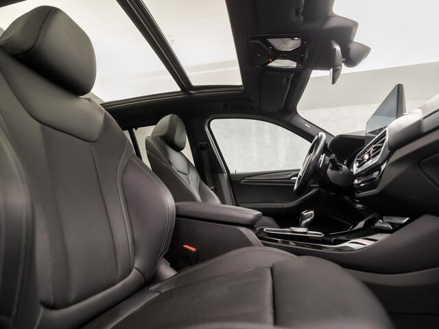 BMW X3 xDrive30e High Executive 293Pk Automaat (PANORAMADAK, M PAKKET, APPLE CARPLAY, GROOT NAVI, CAMERA, LEDEREN SPORTSTOELEN, GETINT GLAS, SFEERVERLICHTING, DAB+, NIEUWSTAAT)