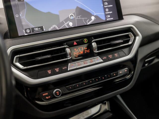 BMW X3 xDrive30e High Executive 293Pk Automaat (PANORAMADAK, M PAKKET, APPLE CARPLAY, GROOT NAVI, CAMERA, LEDEREN SPORTSTOELEN, GETINT GLAS, SFEERVERLICHTING, DAB+, NIEUWSTAAT)