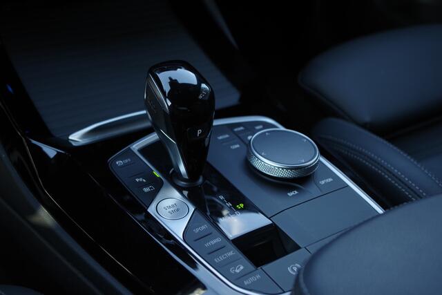 BMW X3 xDrive30e 293 PK High Executive PHEV, Panoramadak, Trekhaak, Stuur- & Stoelverwarming