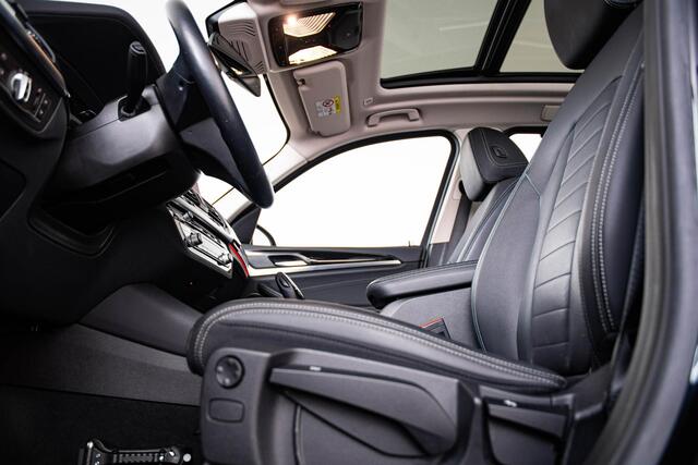 BMW X3 xDrive30i High Executive Luxury Line - Trekhaak - Panoramadak - Parking/Driving assistant plus - Active Protection - Head Up - Stoelverwarming voor/achter - Comfort Access - HiFi - Ambiance verlichting -