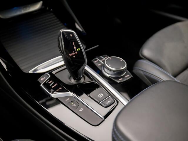 BMW X3 xDrive30e M Sport 293Pk Automaat (APPLE CARPLAY, M PAKKET, GROOT NAVI, SFEERVERLICHTING, KEYLESS, LEDEREN SPORTSTOELEN, GETINT GLAS, CAMERA, NIEUWE APK, NIEUWSTAAT)