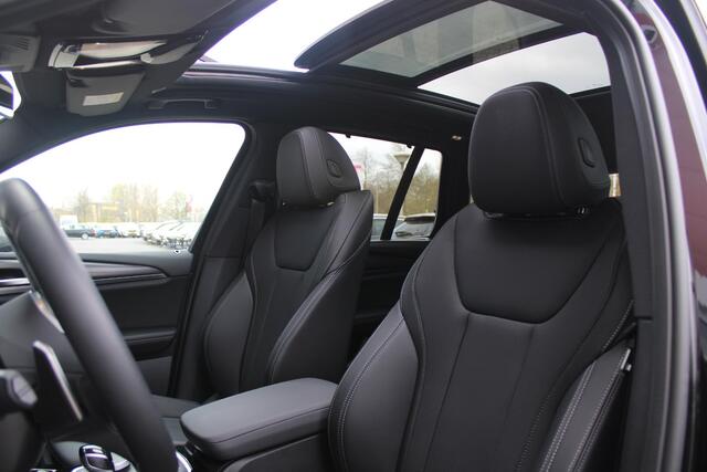 BMW X3 xDrive30e 293PK HIGH EXECUTIVE M-SPORT | PANORAMISCH SCHUIF/KANTEL DAK | ELEKTRISCH WEGKLAPBARE TREKHAAK | HEAD UP DISPLAY | VOLLEDIG LEDEREN BEKLDING | BMW ADAPTIEVE LED KOPLAMPEN | ELEKTRISCH BEDIENBARE VOORSTOELEN MET GEHEUGENFUNCTIE | STOEL VERWARMING