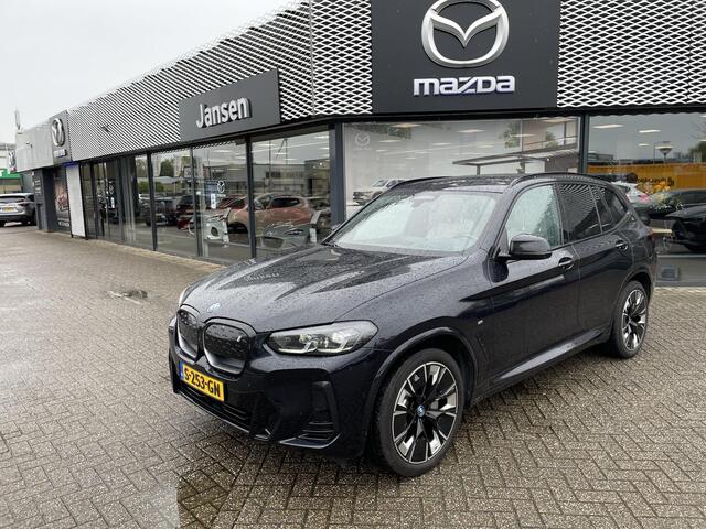 BMW X3 iX3 High Executive 80 kWh , Automaat, Trekhaak, Wit Leder, Harman/Kardon, Pano. dak, Adap. Cruise, Navi, Stoelverwarming, Stuurverwarming, LMV 20 Inch, Stoelgeheugen, HUD, Clima, Apple Carplay, 360 Camera, Stuurassistent, Elektrische achterklep, Parkeerhu