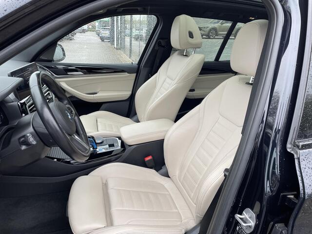 BMW X3 iX3 High Executive 80 kWh , Automaat, Trekhaak, Wit Leder, Harman/Kardon, Pano. dak, Adap. Cruise, Navi, Stoelverwarming, Stuurverwarming, LMV 20 Inch, Stoelgeheugen, HUD, Clima, Apple Carplay, 360 Camera, Stuurassistent, Elektrische achterklep, Parkeerhu
