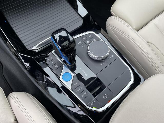 BMW X3 iX3 High Executive 80 kWh , Automaat, Trekhaak, Wit Leder, Harman/Kardon, Pano. dak, Adap. Cruise, Navi, Stoelverwarming, Stuurverwarming, LMV 20 Inch, Stoelgeheugen, HUD, Clima, Apple Carplay, 360 Camera, Stuurassistent, Elektrische achterklep, Parkeerhu