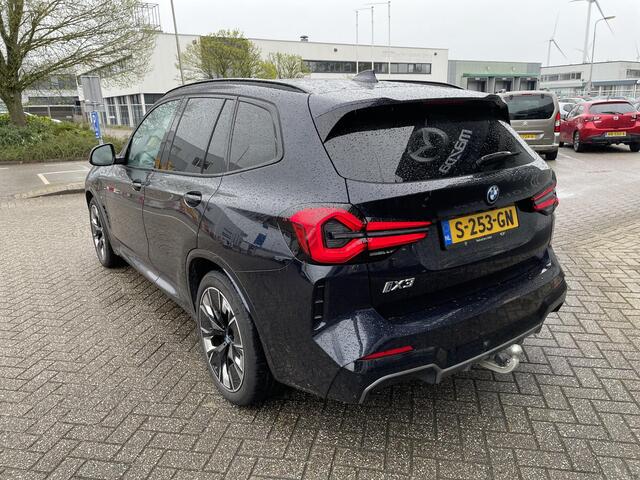 BMW X3 iX3 High Executive 80 kWh , Automaat, Trekhaak, Wit Leder, Harman/Kardon, Pano. dak, Adap. Cruise, Navi, Stoelverwarming, Stuurverwarming, LMV 20 Inch, Stoelgeheugen, HUD, Clima, Apple Carplay, 360 Camera, Stuurassistent, Elektrische achterklep, Parkeerhu