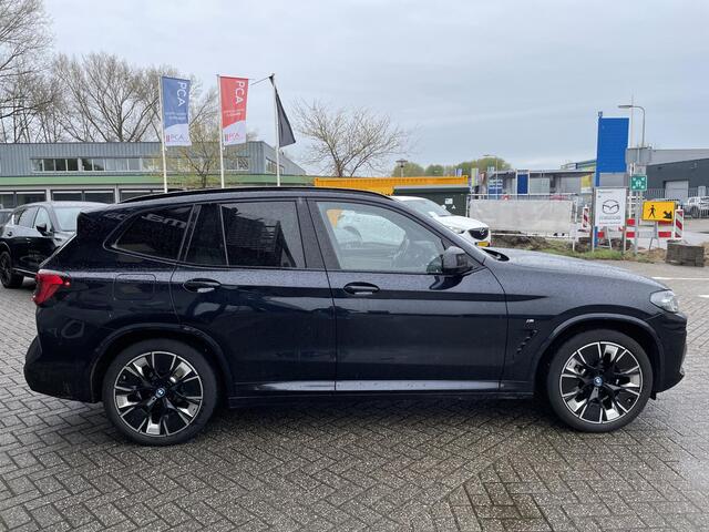 BMW X3 iX3 High Executive 80 kWh , Automaat, Trekhaak, Wit Leder, Harman/Kardon, Pano. dak, Adap. Cruise, Navi, Stoelverwarming, Stuurverwarming, LMV 20 Inch, Stoelgeheugen, HUD, Clima, Apple Carplay, 360 Camera, Stuurassistent, Elektrische achterklep, Parkeerhu