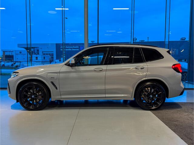 BMW X3 xDrive30e High Exe. M-Sportstoelen, Pano, trekh, 20", HUD
