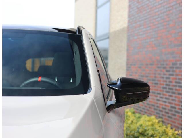 BMW X3 M50 xDrive *Direct leverbaar!*Trekhaak*Pano*IconicGlow*