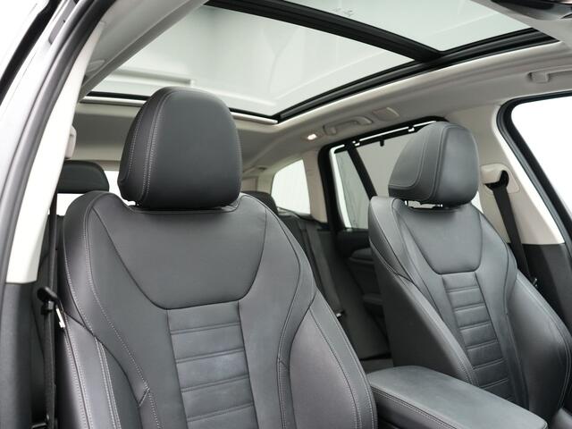BMW X3 xDrive30e Executive Plug In Hybrid Facelift Dealer O.H. PHEV | Nieuw Model | Panodak | Lederen Sportstoelen | Head Up | Laser LED | Navigatie Groot | Virtual | Apple Carplay | Camera | DAB | Sfeerverlichting | L.M. 19" |